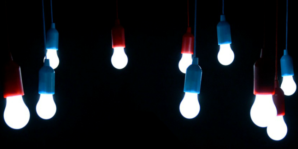 01-img-fortuluz-iluminacion-led-bombillas-rojas-y-azules-1000x500
